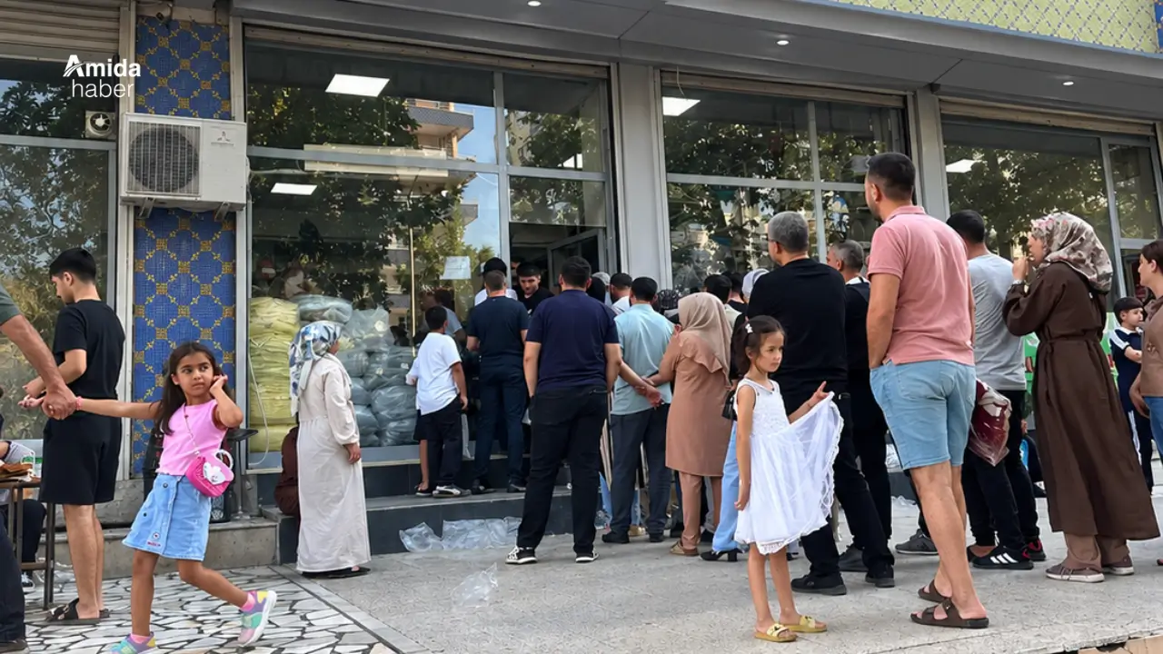Diyarbakır’da forma çilesi: Okullar açıldı, kuyruk bitmedi