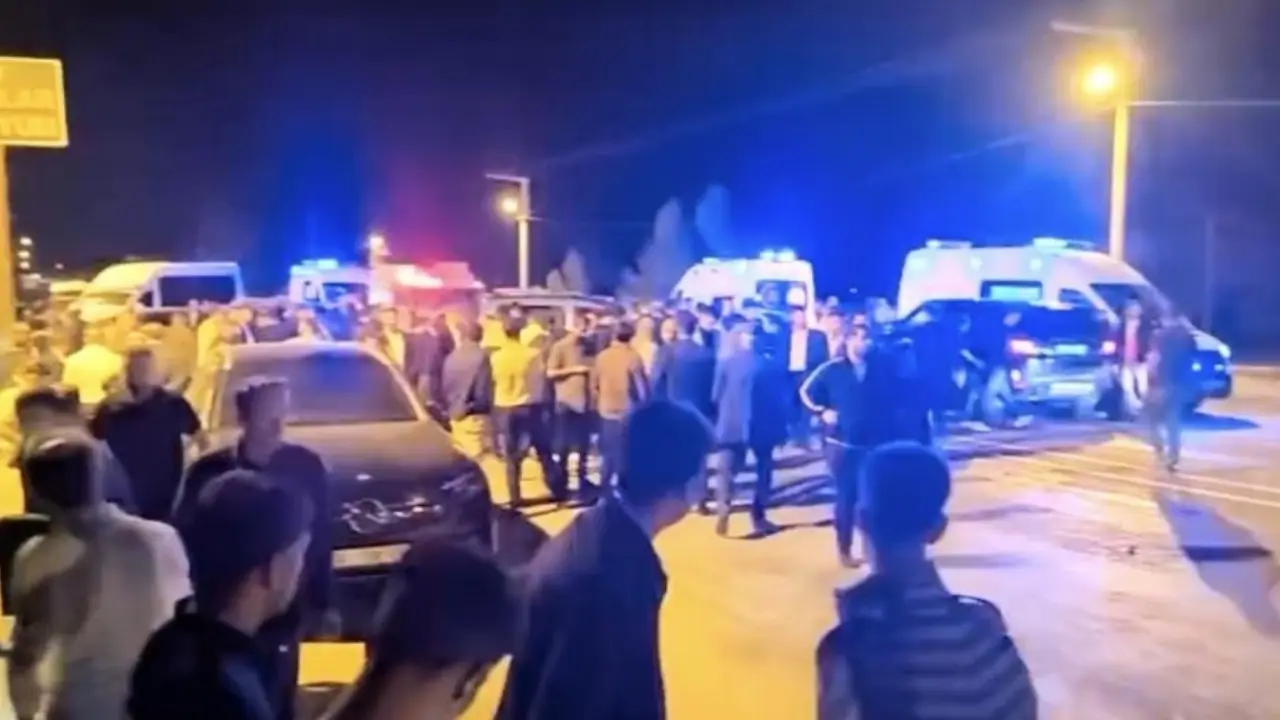 Hakkari'de araçlar kafa kafaya çarpıştı: 3 yaralı