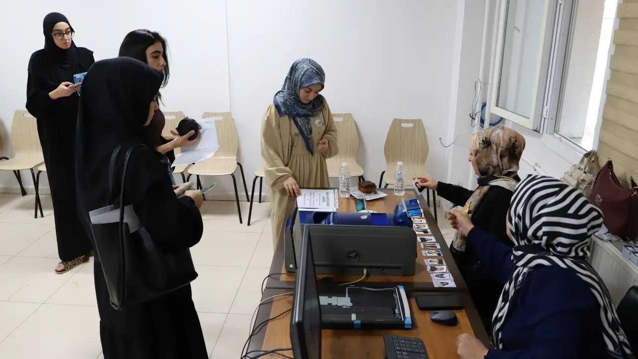 Diyarbakır’da iki yurtta Diyarkart için stand kuruldu