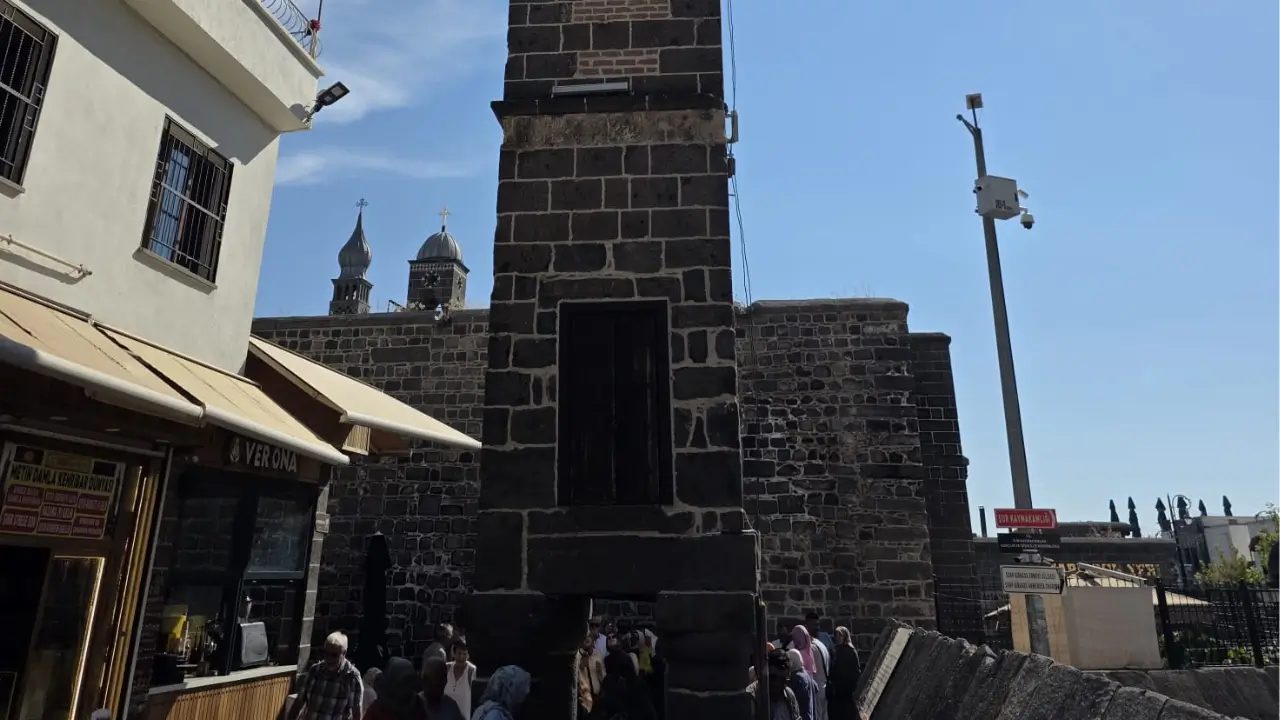 Diyarbakır’da tarihi mirası riske attılar: Kilit vuruldu