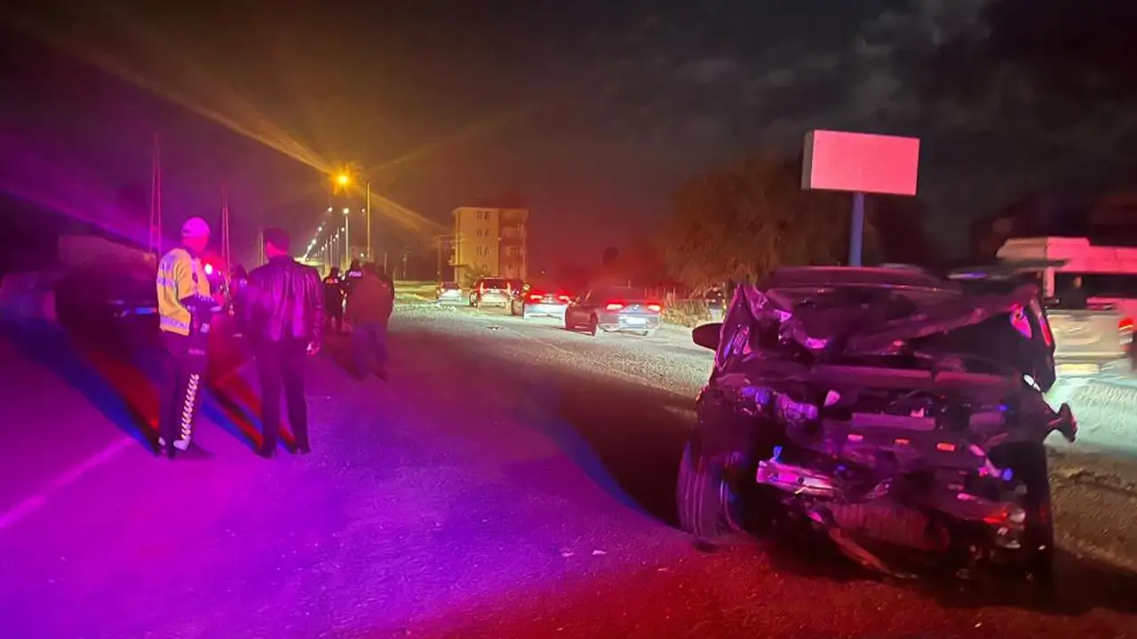 Kars’ta iki otomobil çarpıştı: 4 yaralı