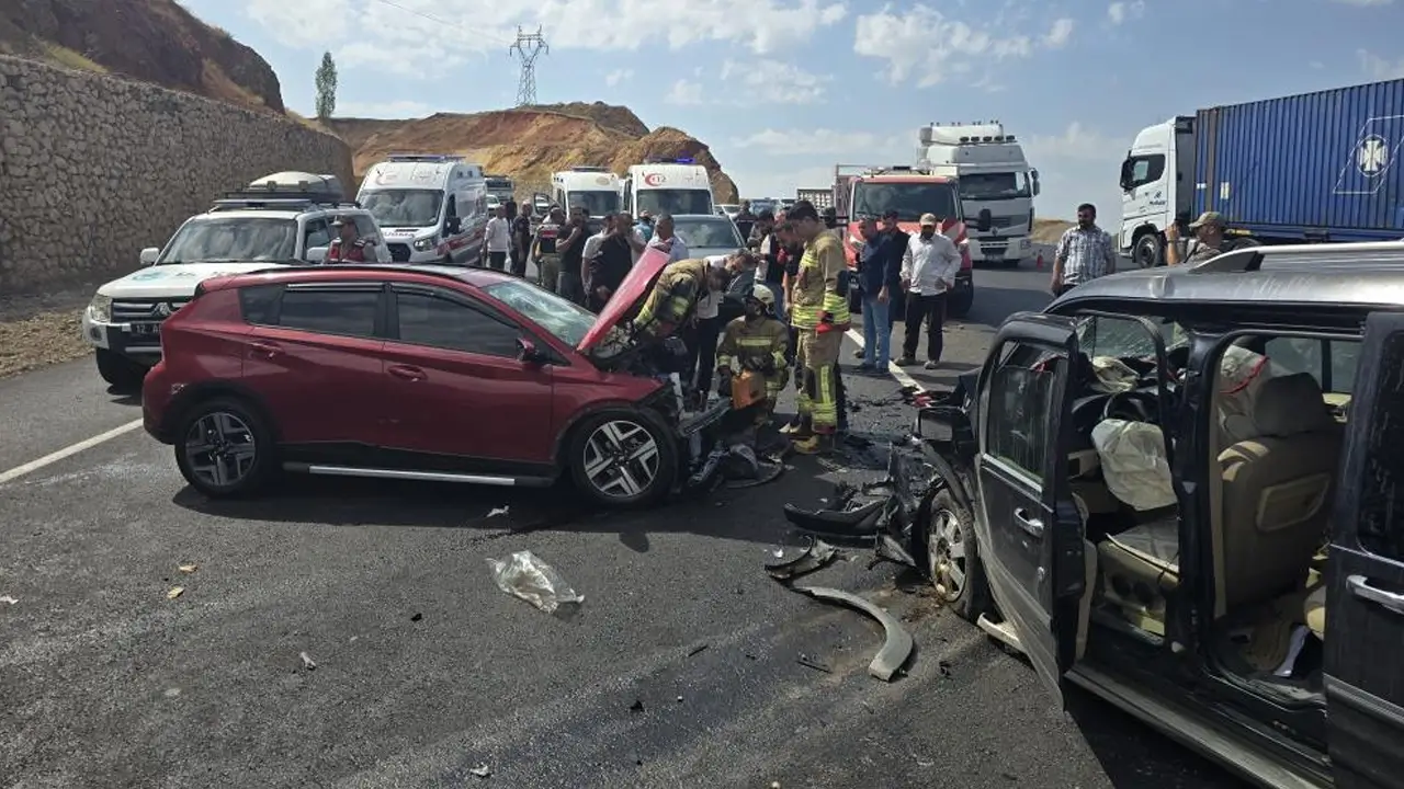 Bingöl-Erzurum yolunda iki araç çarpıştı: 6 yaralı