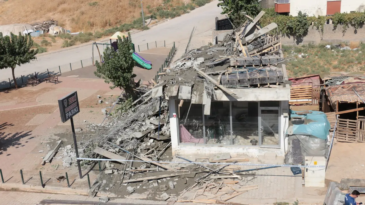 Cizre’de inşaat iskelesi çöktü: 5 yaralı
