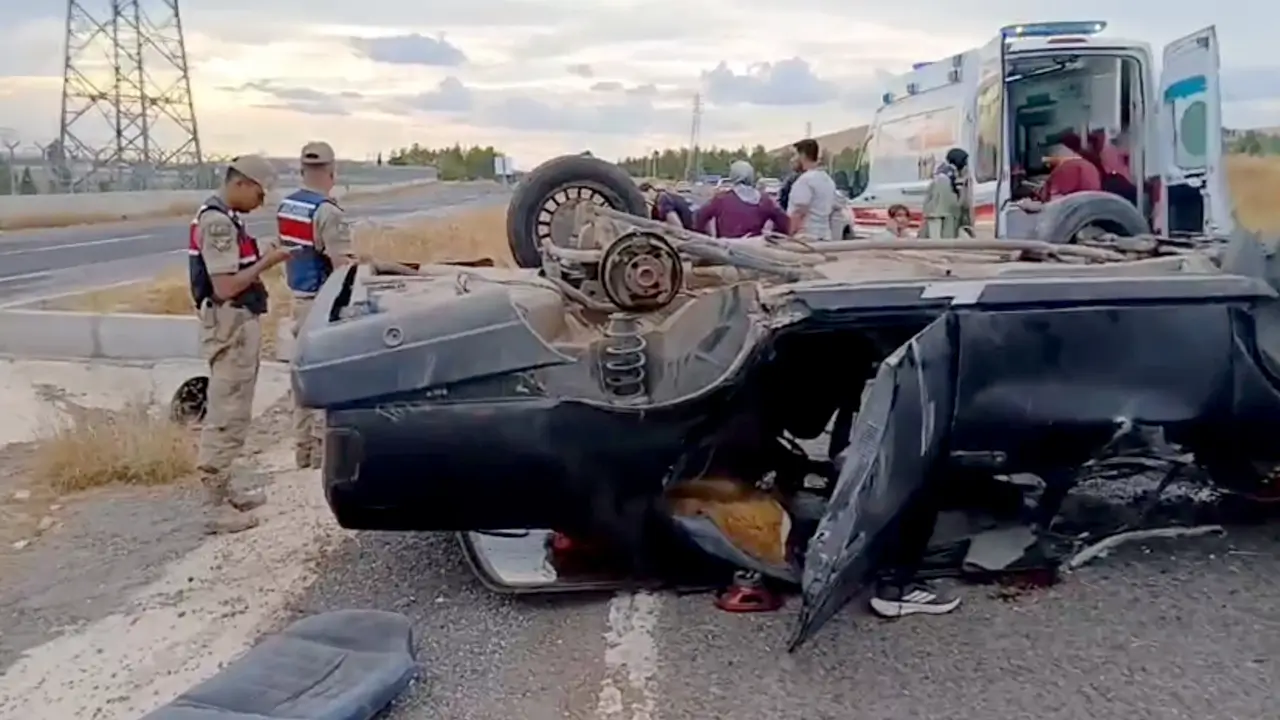 Seyir halindeki otomobil takla attı: 5 yaralı