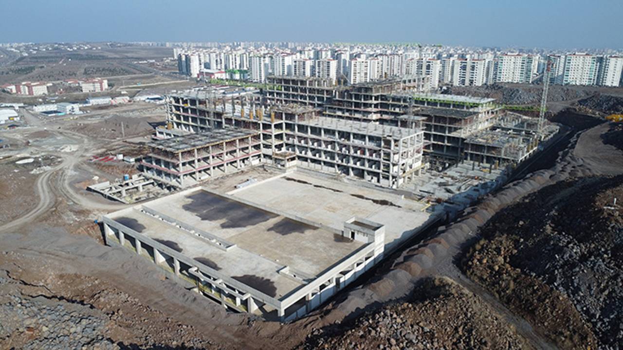 Diyarbakır Şehir Hastanesi şantiyesinde gerilim: Grevdeki 75 işçi çıkarıldı