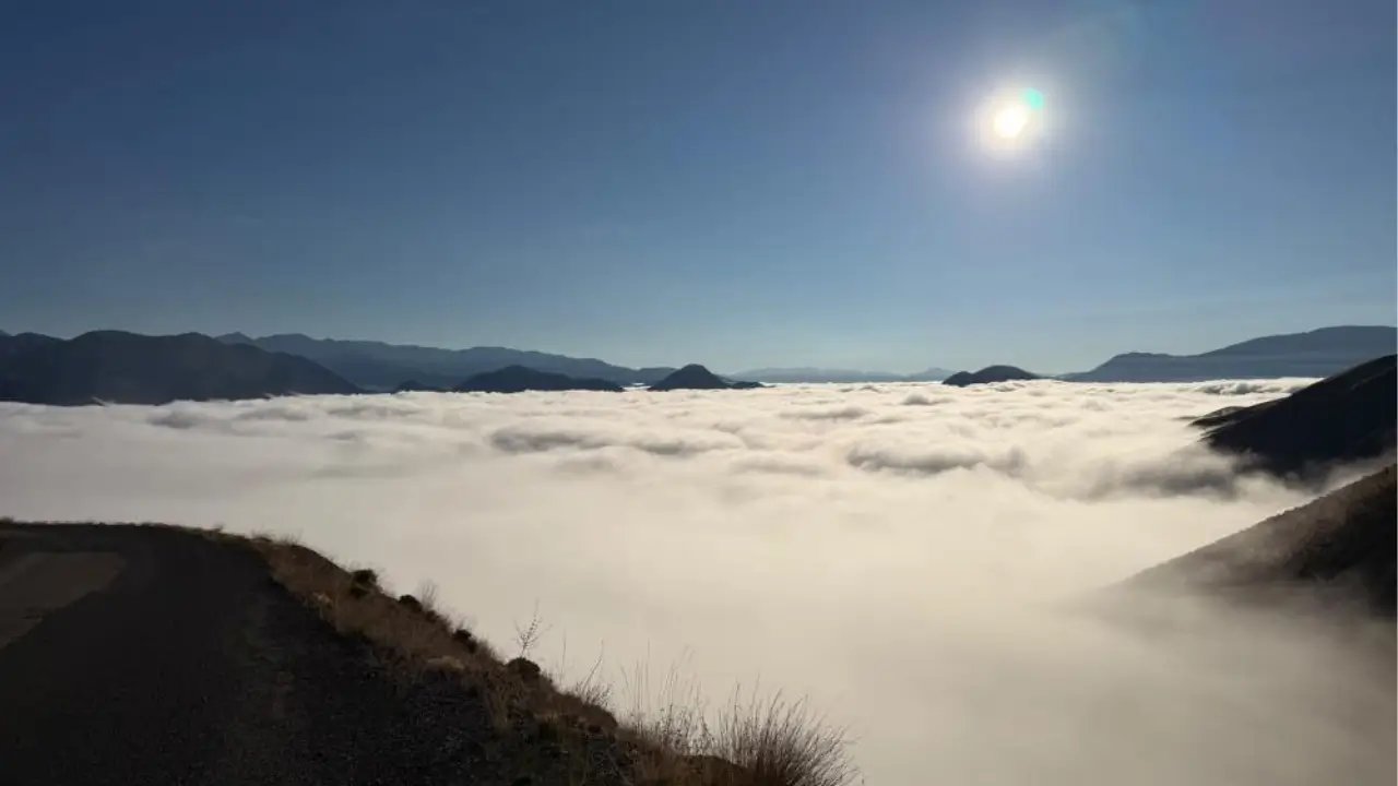 Dağlar sisle kaplandı, güneş manzarayı aydınlattı