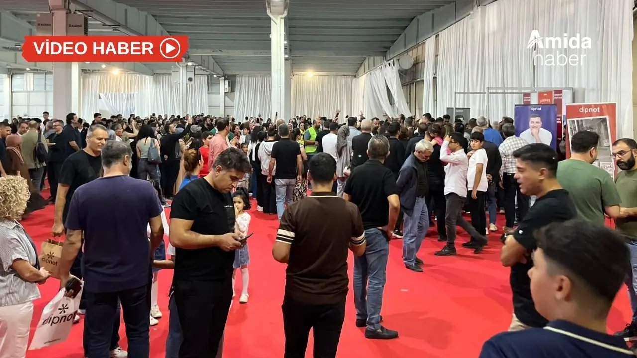 Başak Demirtaş kitap imzaladı: Metrelerce sıra