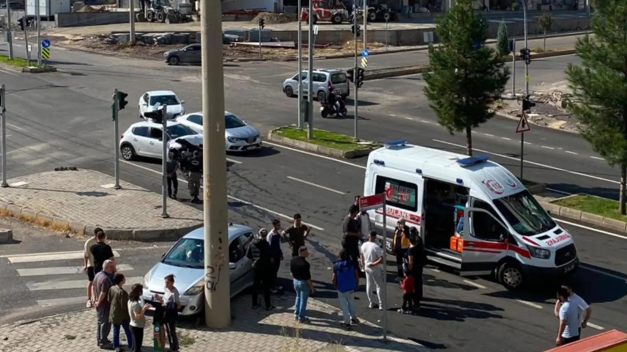 Diyarbakır’da araçlar çarpıştı, biri direğe savruldu: 3 yaralı