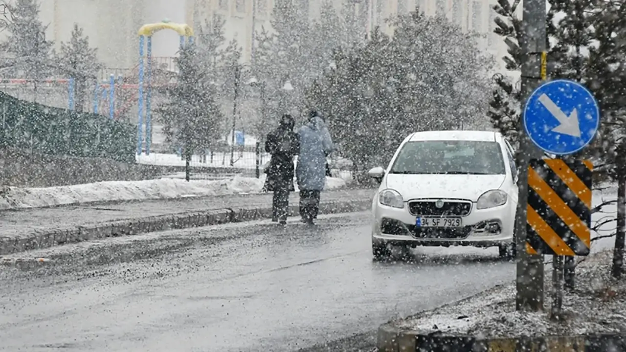 Kars’ta mevsimin ilk karı düştü
