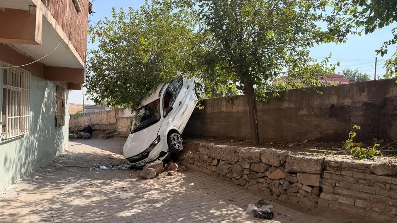 Diyarbakır'da otomobil duvardan düştü