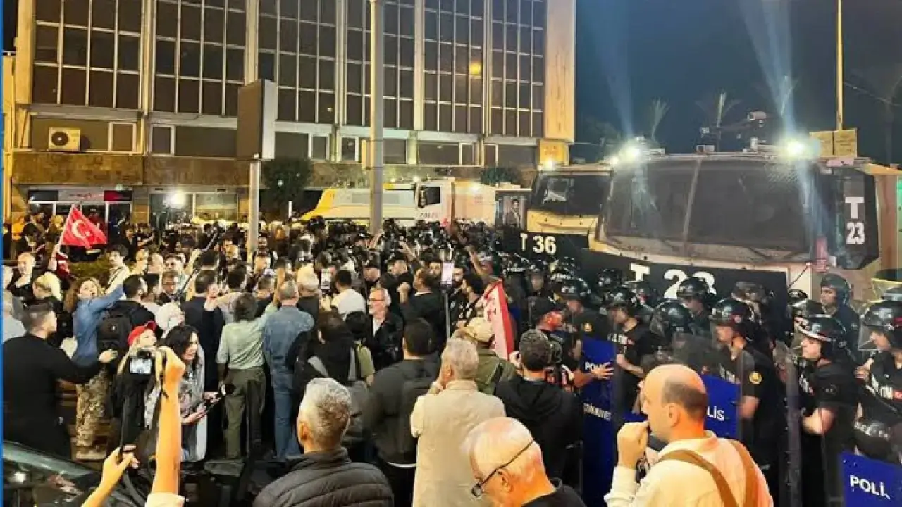 İzmir’de Cemil Tugay protestosuna polis engeli