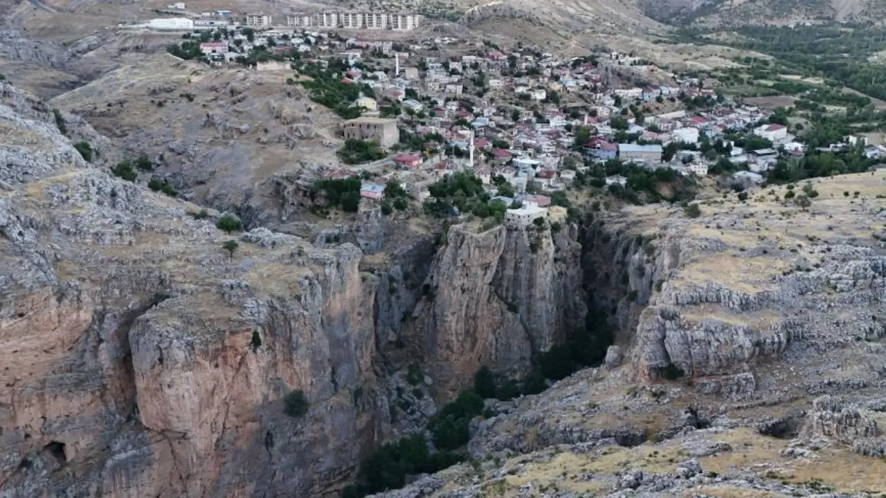 Diyarbakır'ın 186 metredeki uçurum evi