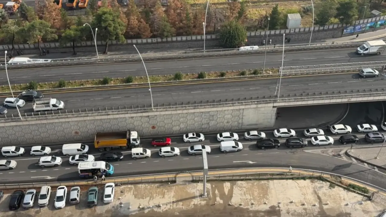 Diyarbakır’da 4 otomobil peş peşe çarpıştı