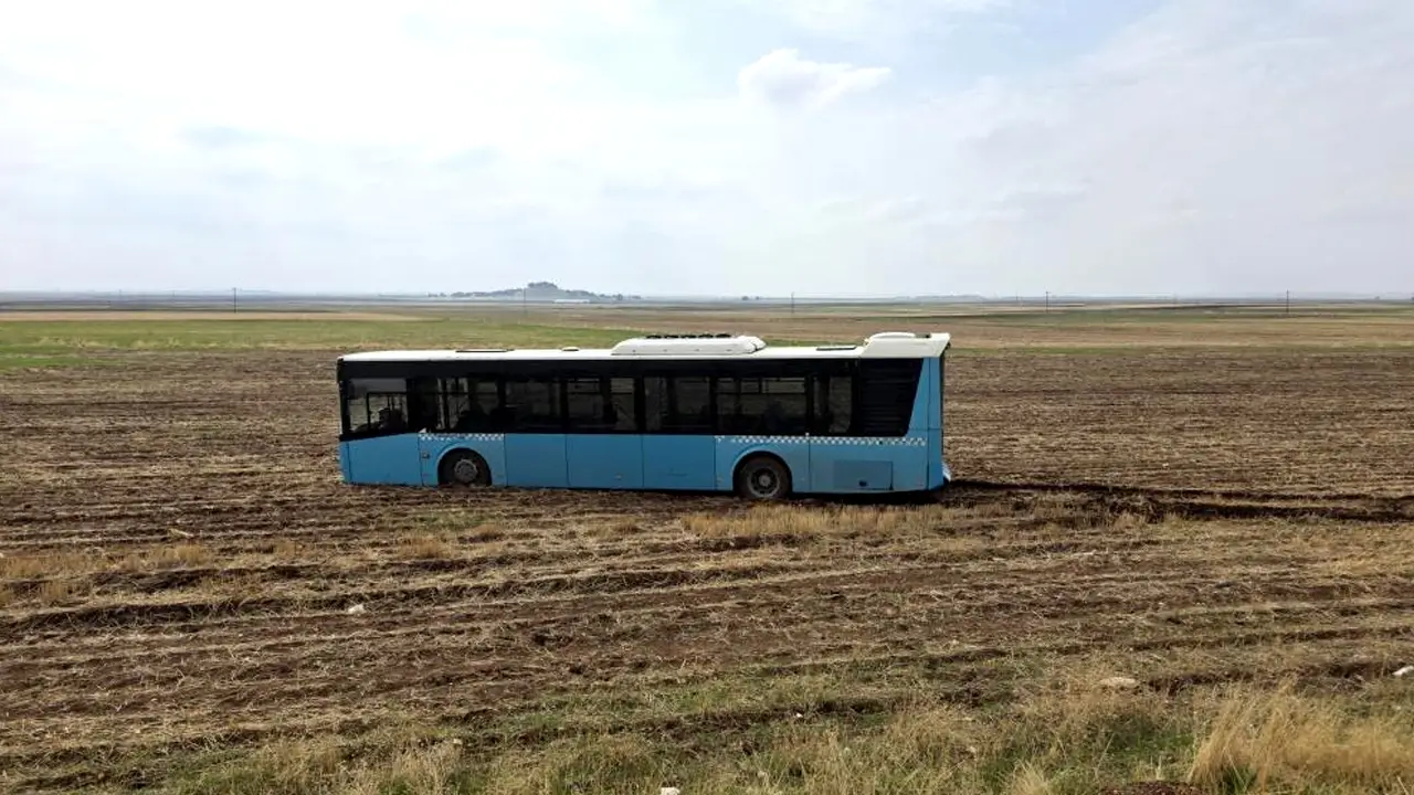 Diyarbakır’da yolcu otobüsü tarlaya daldı
