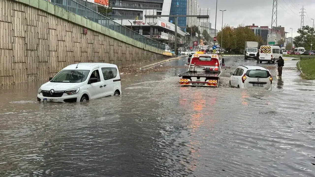 İstanbul’da sağanak ve fırtına hayatı felç etti, okullar tatil edildi