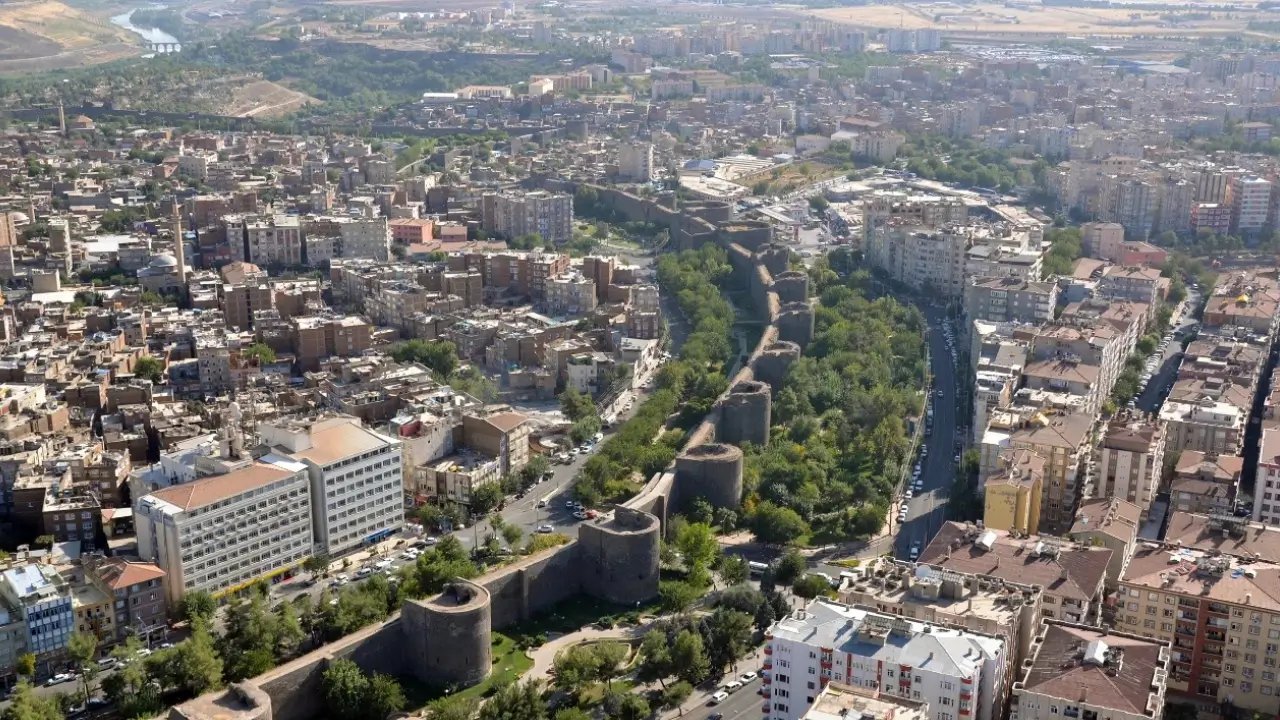 Devlet kurumu Diyarbakır Sur’daki arsalarını satıyor