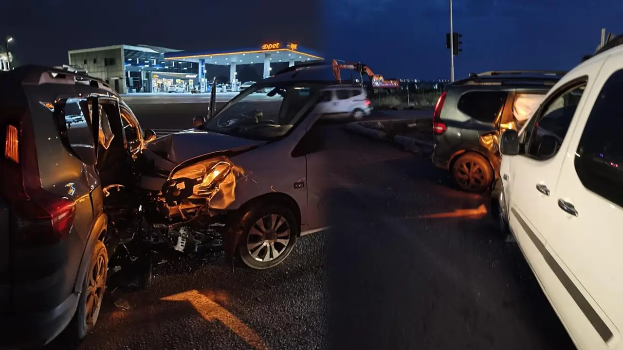 Diyarbakır'da otomobiller kafa kafaya çarpıştı: 2 yaralı