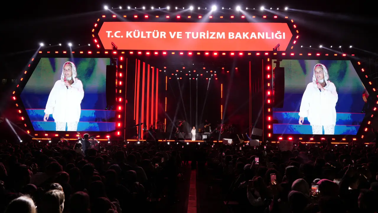 Binlerce Diyarbakırlı Bengü konserinde