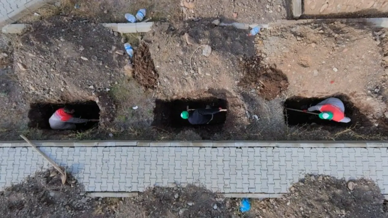 Toprak donmadan kışlık mezarlar kazıldı