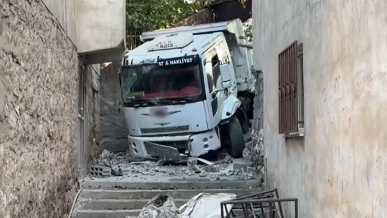 Diyarbakır’da freni boşalan kamyon bahçeye girdi