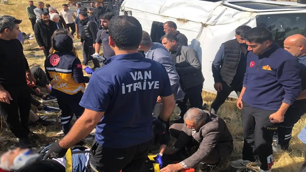 Van’da yolcu otobüsü tır ile çarpıştı: 11 yaralı