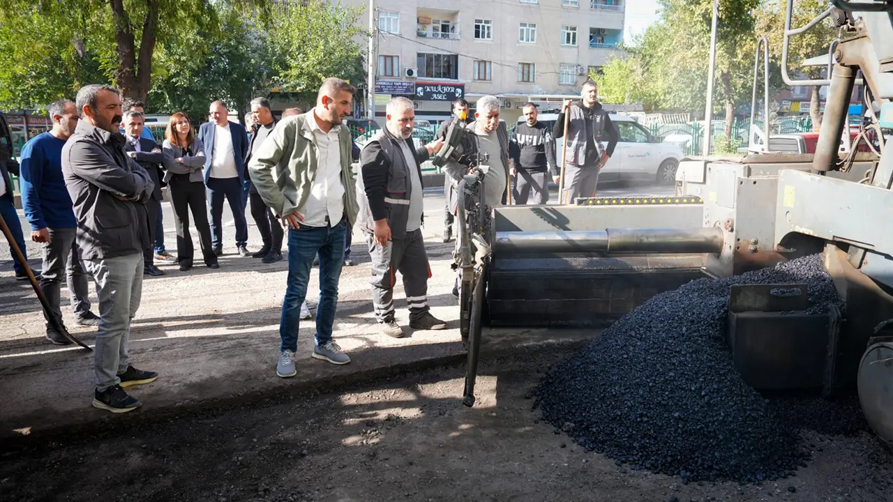 Diyarbakır’da 3 caddeye 4 bin 200 ton sıcak asfalt serilecek