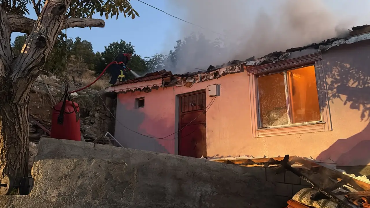 Adıyaman’da çıkan yangın bir evi küle çevirdi