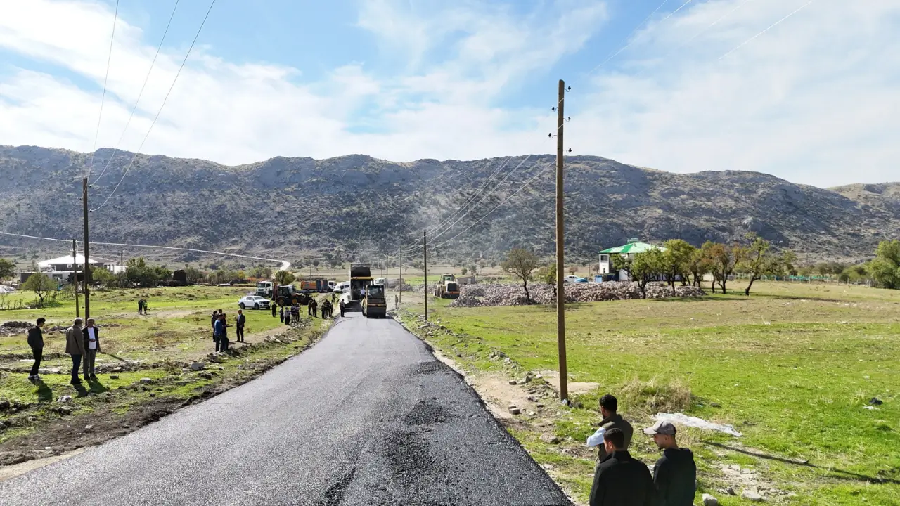 Hani-Elazığ yolu sıcak asfaltla yeniledi