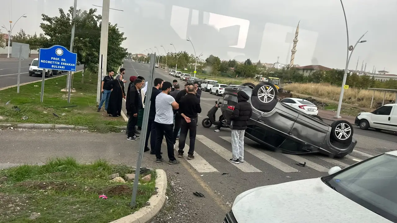 Diyarbakır’da araç takla attı