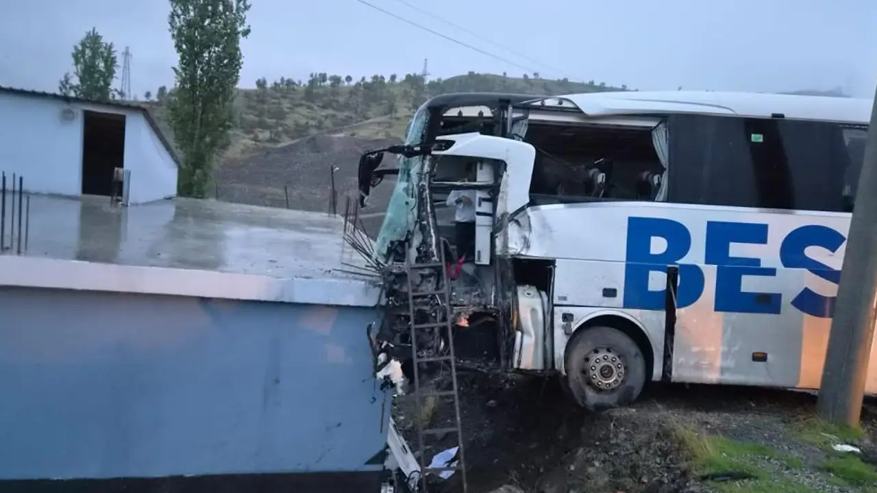 Van otobüsü ile tır çarpıştı: 15 yaralı