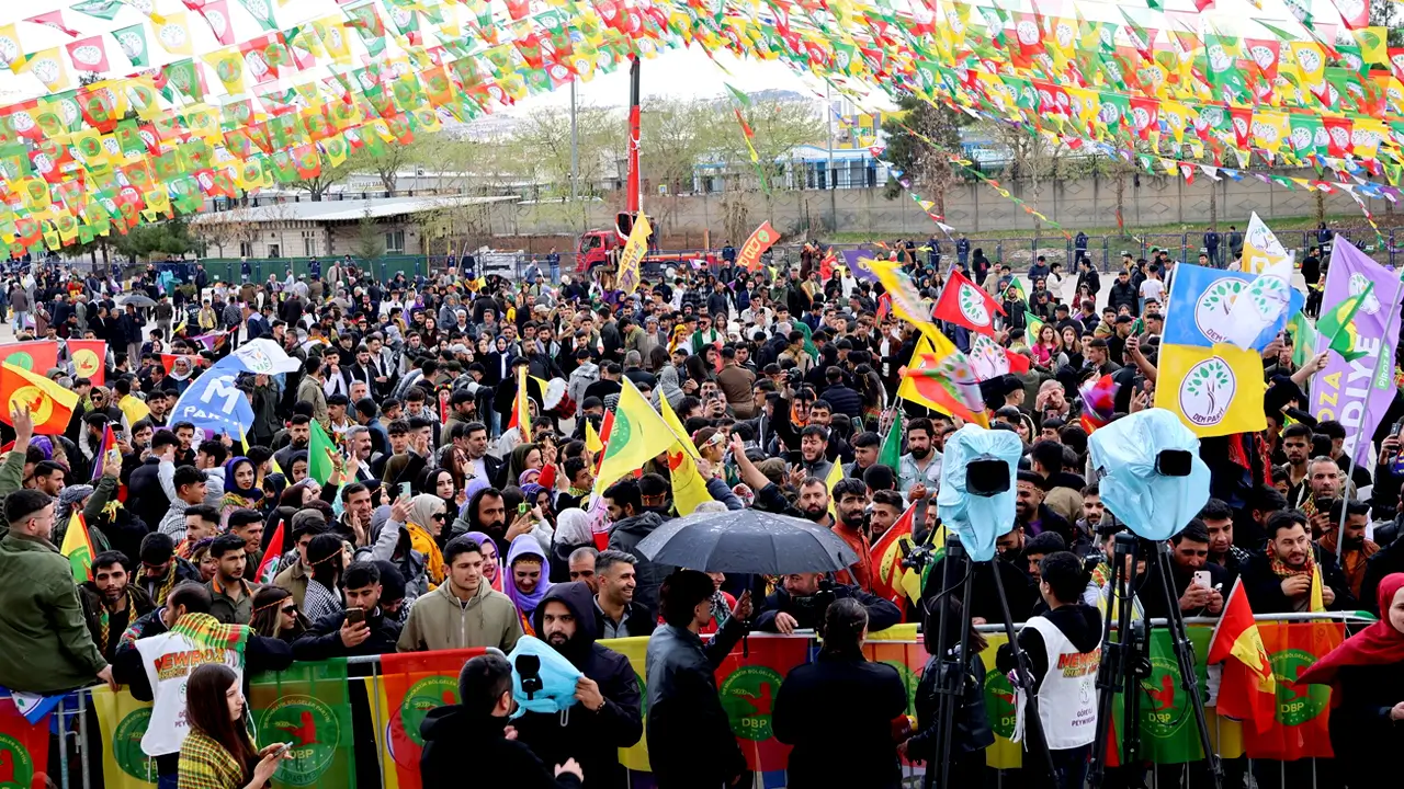 Newroz’daki saygı duruşuna 10 ay hapis cezası