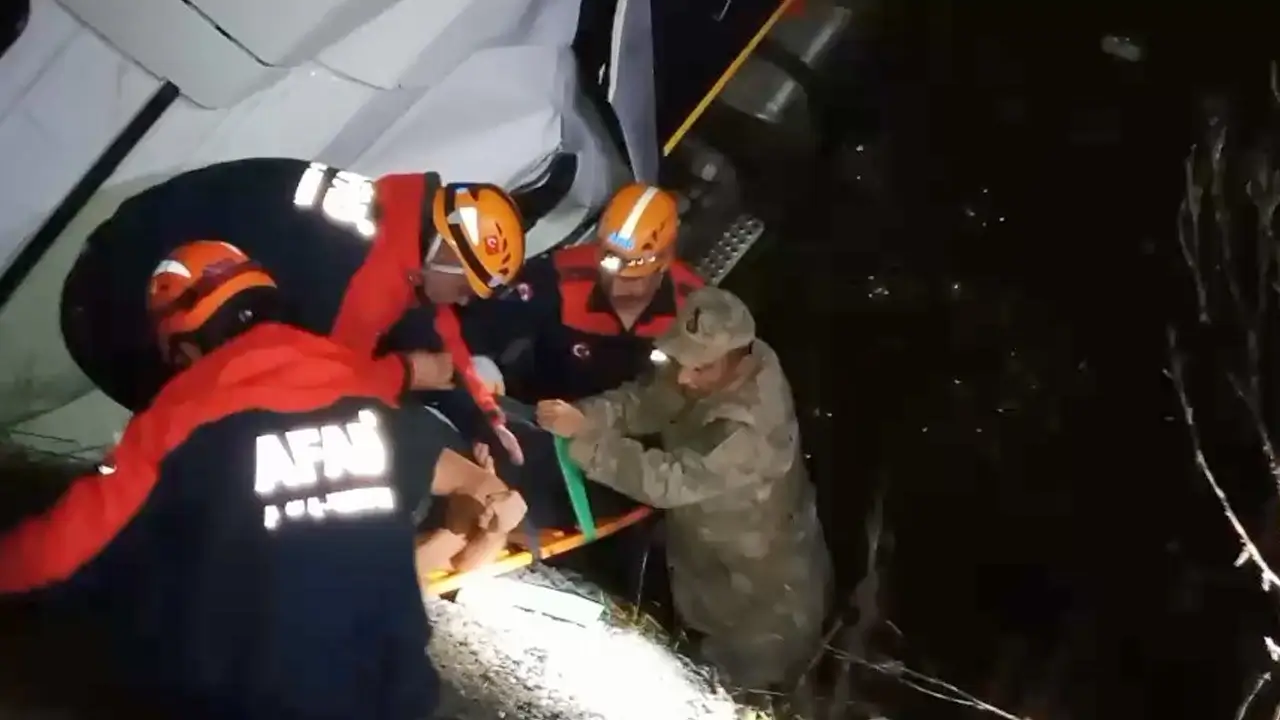 Diyarbakır yolunda tır şarampole uçtu: 2 yaralı