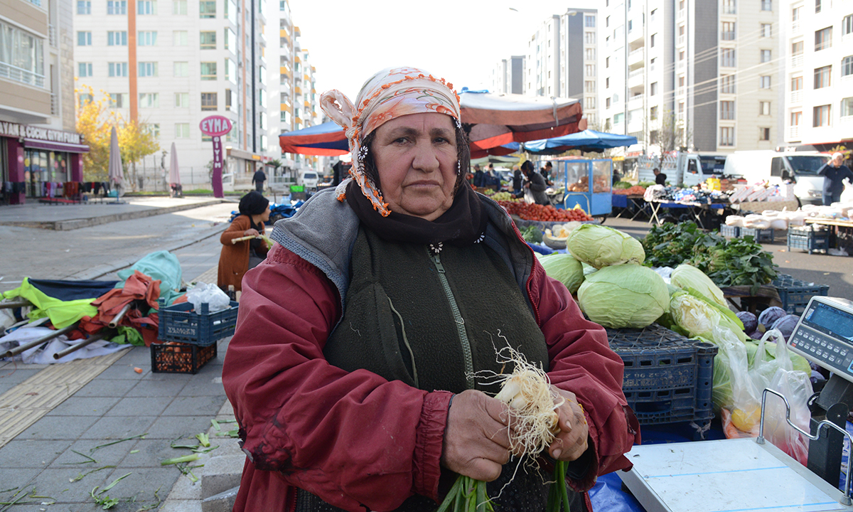 VİDEO- Kadın pazarcıların simgesi olmuştu: Müslüme Kelekçier: Bize destek verin