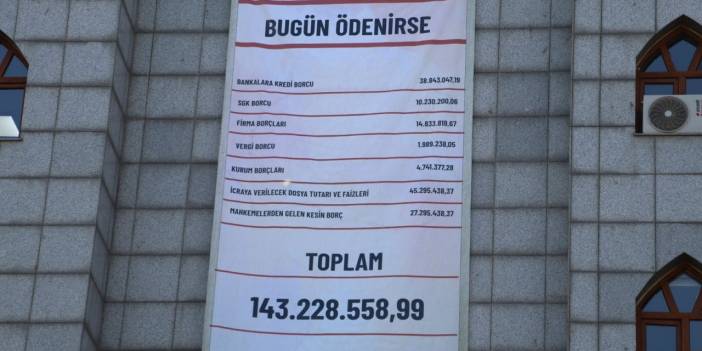 Diyarbakır’da kayyımın borçları belediye binasına asıldı: İşte borç miktarı!