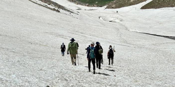 Turistlerin 20 bin yıllık buzullardaki yürüyüş keyfi