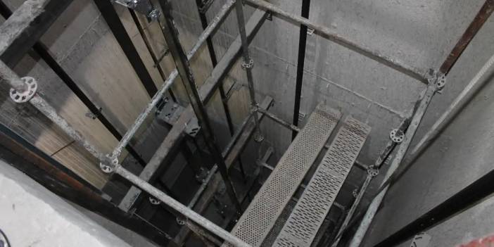 Evine çıkmak istedi, asansör mezarı oldu