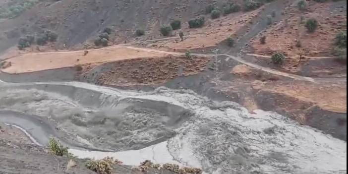 Elazığ’da yaşanan sel 10 köyün kullandığı yolu ulaşıma kapattı