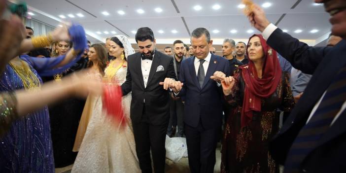 Özgür Özel Mardin'deki düğünde nikah şahidi oldu, halay çekti