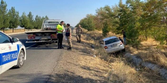 Diyarbakır’da araç yoldan çıktı: 3 yaralı