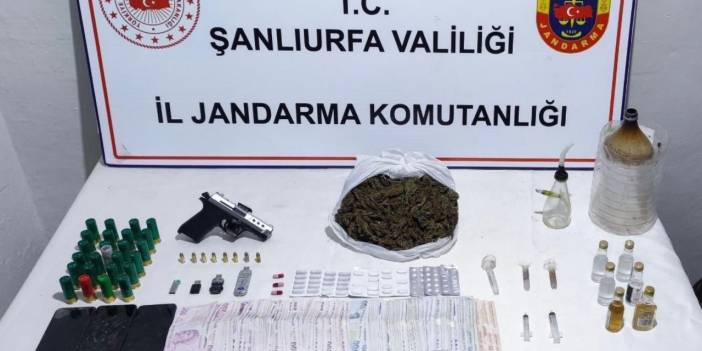 Jandarma çok sayıda silah ve uyuşturucu ele geçirdi