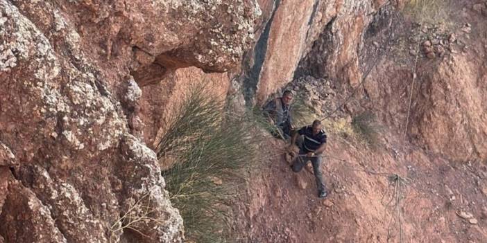 Siirt'te kayalıkta mahsur kalan çoban kurtarıldı