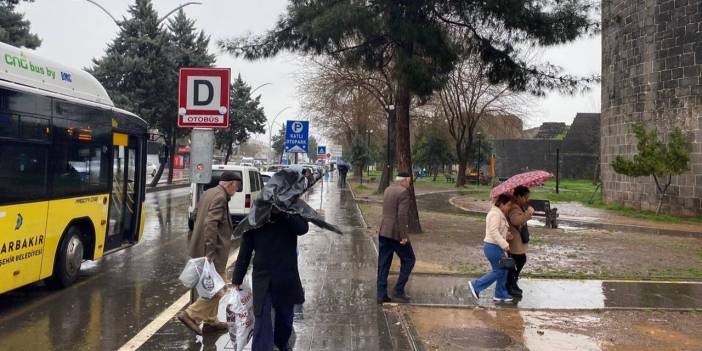 Ara tatil bitti: Diyarbakırlı çocuklar derse yağmurla başladı