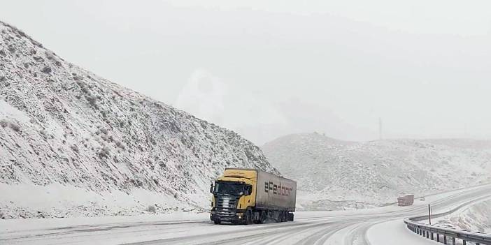 Bingöl’de kar eziyeti: Kaza oldu, tırlar yolda kaldı