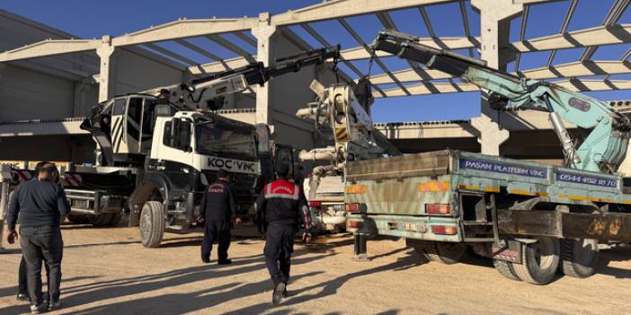 Gaziantep'te beton bloğun altında kalan sürücü hayatını kaybetti