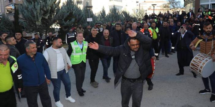 Belediye çalışanları yüzde 65'lik maaş zammını halaylarla kutlandı