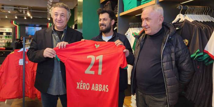 Amedspor taraftarları Xêro Abbas’ın imzasına koştu