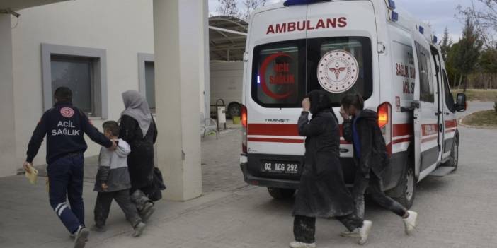 Adıyaman'da lastiği patlayan minibüs şarampole girdi: 4 yaralı