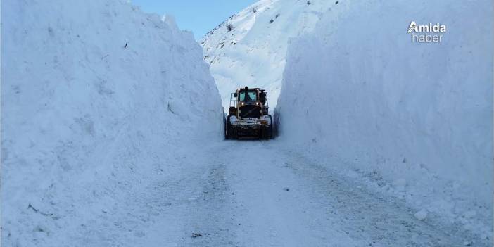 Hakkari’de köy yoluna düşen çığ temizlendi