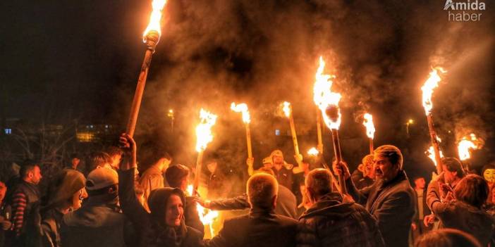 Diyarbakır'da meşalelerle Newroz'u kutladılar