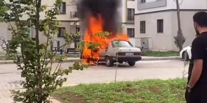 Diyarbakır’da park halindeki otomobil alev topuna döndü